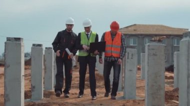 Erkekler planı tartışmaya sütunları yakınındaki
