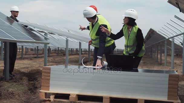 Gerentes na fazenda solar — Vídeo de Stock