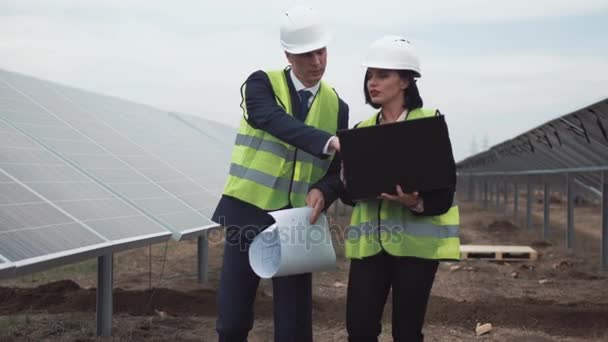 Ingenieros en granja solar — Vídeo de stock