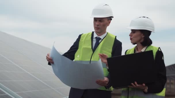 Engenheiros na fazenda solar — Vídeo de Stock