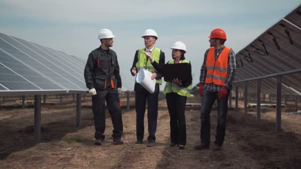 Группа инженеров или техников на солнечной ферме — стоковое видео