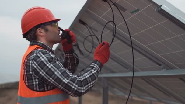 Рабочий монтаж солнечных панелей — стоковое видео