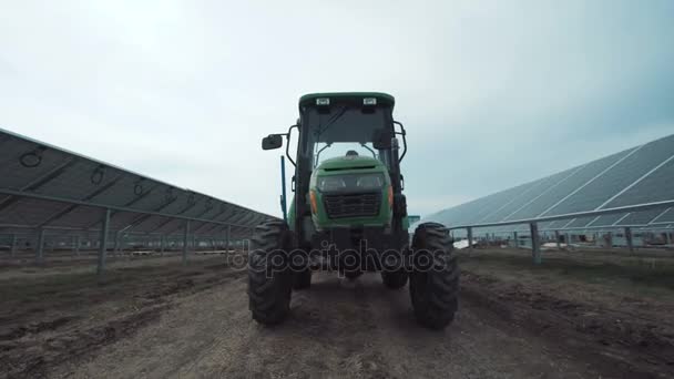 El tractor en una granja solar — Vídeos de Stock