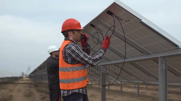 Conexión de baterías solares — Vídeo de stock