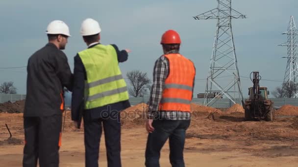 Ingenieros y trabajadores en el sitio — Vídeo de stock