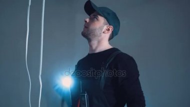 Kablolarla çalışan adam