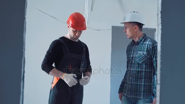 Supervisor arguing with builder — Stock Video