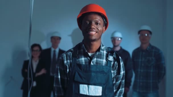 Jovem construtor africano em um site — Vídeo de Stock