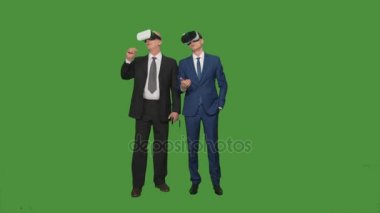 İki işadamı Vr kulaklık kullanarak