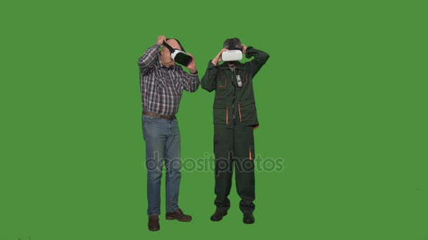 Deux hommes portant des casques VR — Video