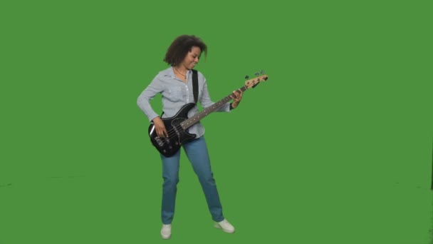 Femme jouer de la guitare — Video