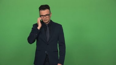 Yanıtlayan telefon görüşmesi genç adam