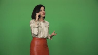 Telefonun başında savunarak kızgın kadın