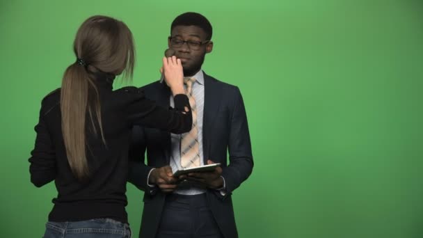 Zwarte man tijdens het geven van nieuws — Stockvideo