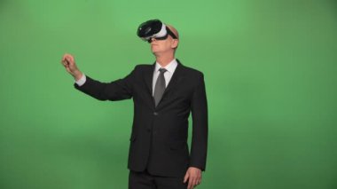 Yaşlı işadamı VR gözlük kullanma