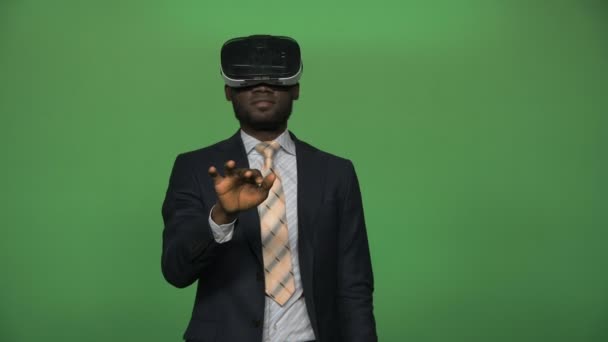 Nero uomo utilizzando VR occhiali — Video Stock