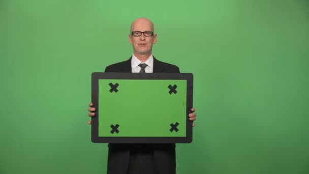 Ältere Männer mit Chromakey-Board — Stockvideo