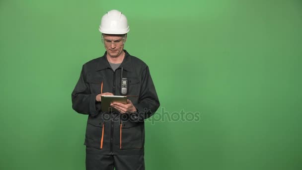 Ingeniero usando tableta digital — Vídeo de stock