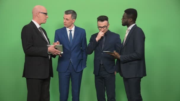 Quatre hommes d'affaires en conversation — Video