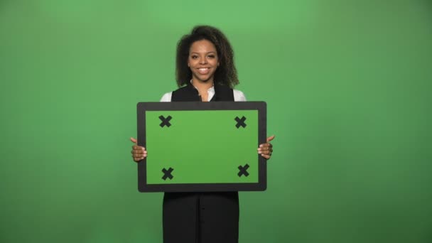 Sonriente mujer de negocios confiada sosteniendo cromakey tablero — Vídeo de stock