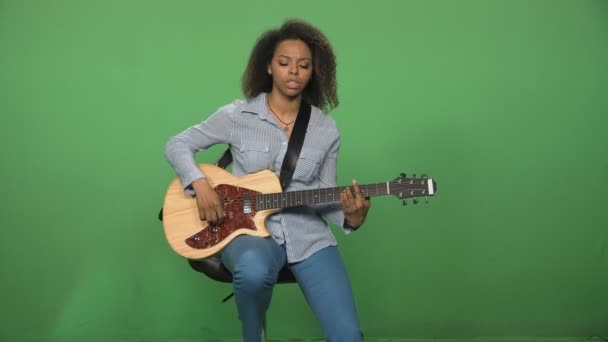 Mujer cantando tocando la guitarra — Vídeo de stock