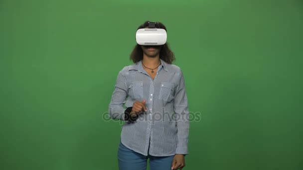 Mulher negra usando óculos VR — Vídeo de Stock