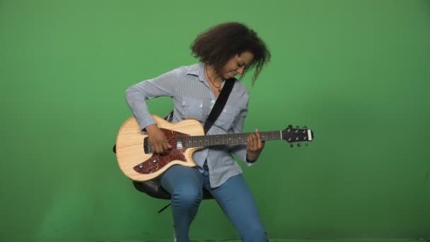 Mujer negra tocando la guitarra — Vídeo de stock