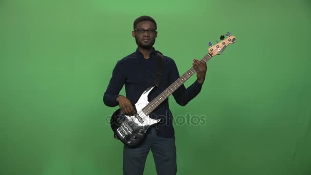 Czarny człowiek gra na gitarze — Wideo stockowe
