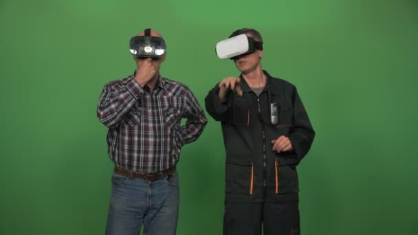 Twee mannen op Vr headsets — Stockvideo