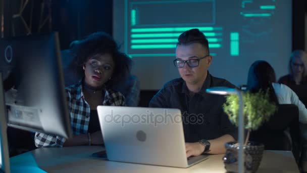 Мужчина и женщина работают за ноутбуком — стоковое видео