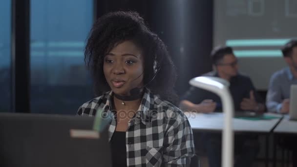 Mulher africana alegre em call center — Vídeo de Stock