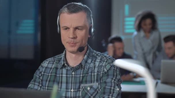 Homme adulte au centre d'appels 