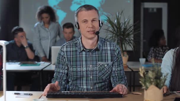 Vidám férfiak call center operátor munkahelyi — Stock videók