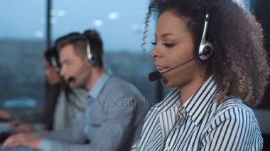 Çağrı Merkezi neşeli kadın