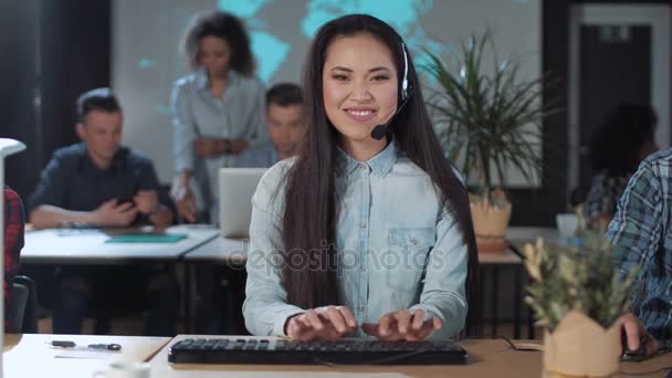 Vrolijke call center operator op het werk — Stockvideo