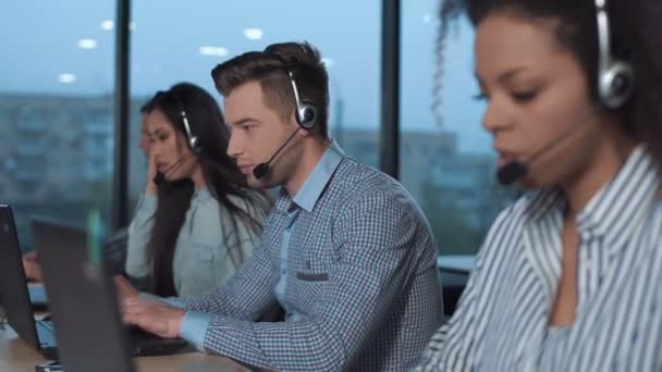 Erwachsener Mann in Callcenter — Stockvideo