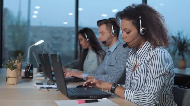 Fröhliche Frau im Callcenter — Stockvideo