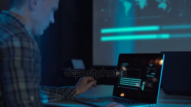 Adam geceleri dizüstü bilgisayarla çalışıyor.