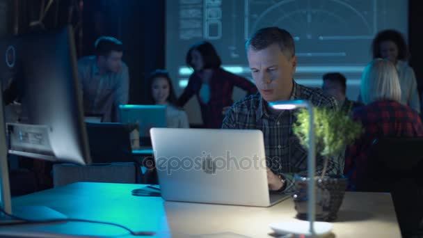 Hombre trabajando en una oficina moderna — Vídeos de Stock