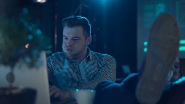 Ofiste rahatsız iş kişi