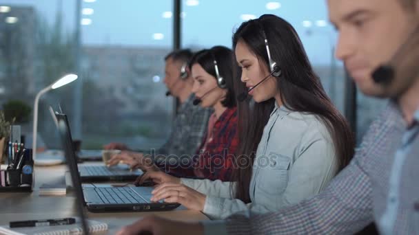 Jovem mulher asiática no call center — Vídeo de Stock