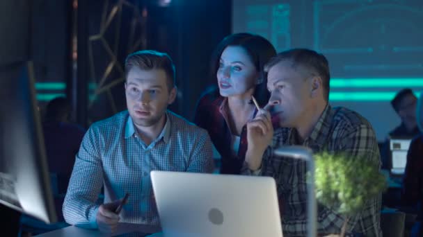 Mensen praten op de computer in kantoor — Stockvideo