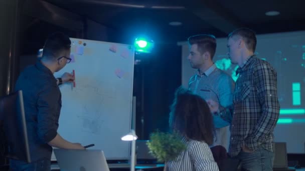 Team van office volkeren bespreken in de buurt van whiteboard — Stockvideo