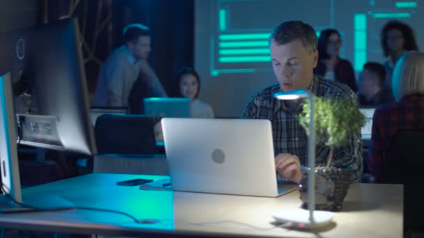 Homme épuisé fermeture ordinateur portable 