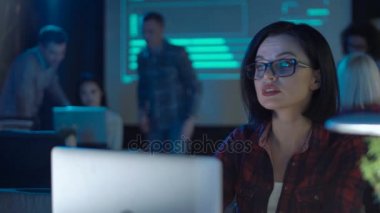 Patron işçi için geliyor ve açıklayan