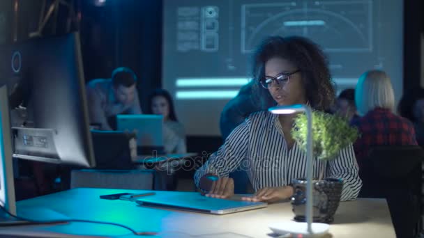 Erschöpfte Afrikanerin schließt Laptop — Stockvideo