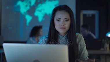 Kadın kahve laptop ile