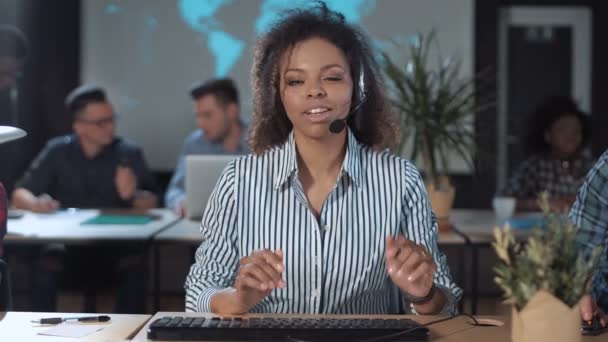 Glada call center operatör på jobbet — Stockvideo