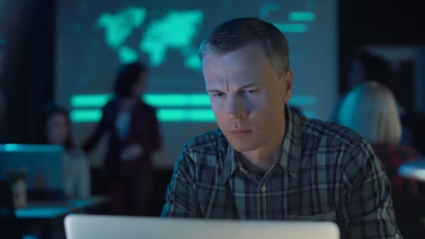 Adulte employé de bureau parlant téléphone 