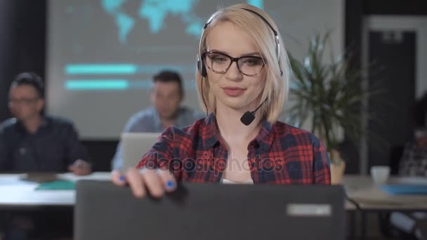 Vrouw toepassen van lippenstift in callcenter — Stockvideo